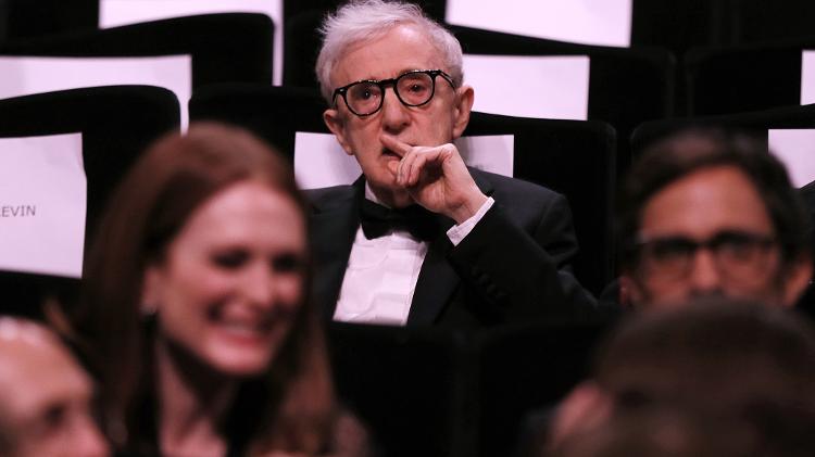 11.mai.2016 - O diretor Woody Allen pensativo após ser alvo de piada sobre estupro durante a cerimônia de abertura da 69ª edição do Festival de Cannes, que exibiu seu mais recente filme, "Café Society" -  REUTERS/Yves Herman -  REUTERS/Yves Herman