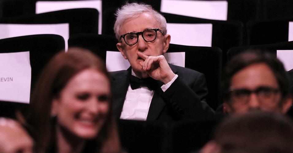11.mai.2016 - O diretor Woody Allen pensativo após ser alvo de piada sobre estupro durante a cerimônia de abertura da 69ª edição do Festival de Cannes, que exibiu seu mais recente filme, 