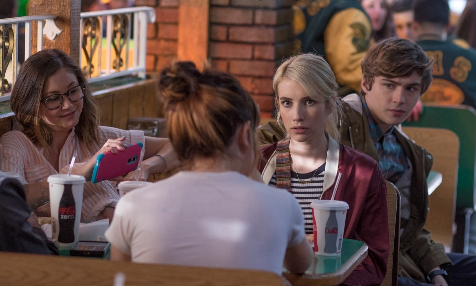 Kimiko Glenn, Emma Roberts e Miles Heizer em cena do filme "Nerve - Um Jogo Sem Regras" (2016), de Ariel Schulman e Henry Joost - Divulgação