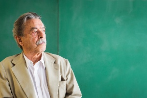 O arquiteto Paulo Mendes da Rocha em seu escritório no centro de São Paulo - Eduardo Knapp/Folhapress