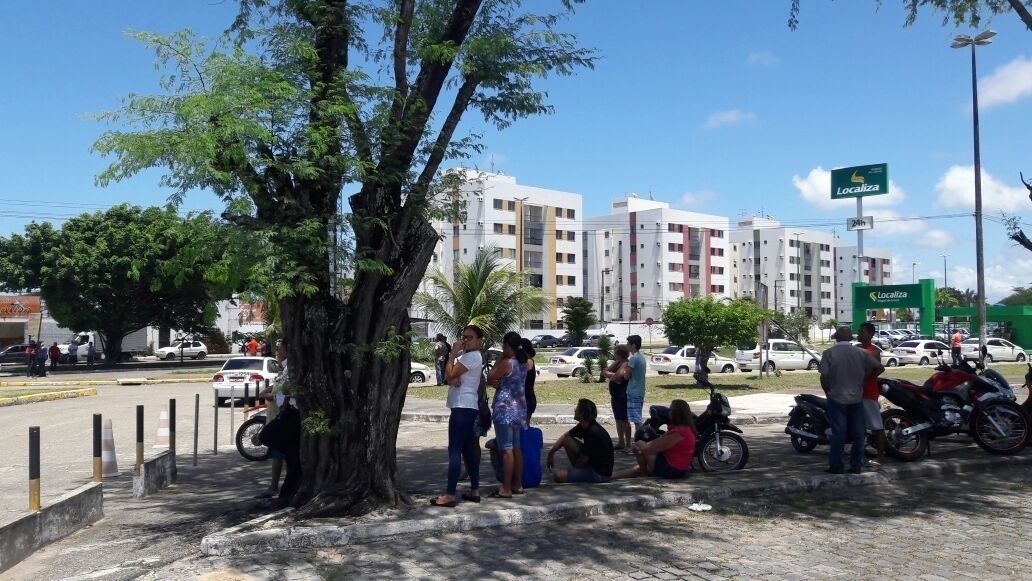 16.set.2016 - Fãs aguardam a chegada do corpo de Domingos Montagner ao Aeroporto Santa Maria, em Aracaju - Fredson Navarro/UOL