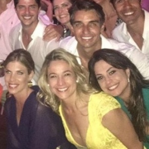 set.2016 - Fernanda Gentil vai a casamento acompanhada da namorada, Priscila (à direita, de verde) - Reprodução/Instagram/gentilfernanda - Reprodução/Instagram/gentilfernanda