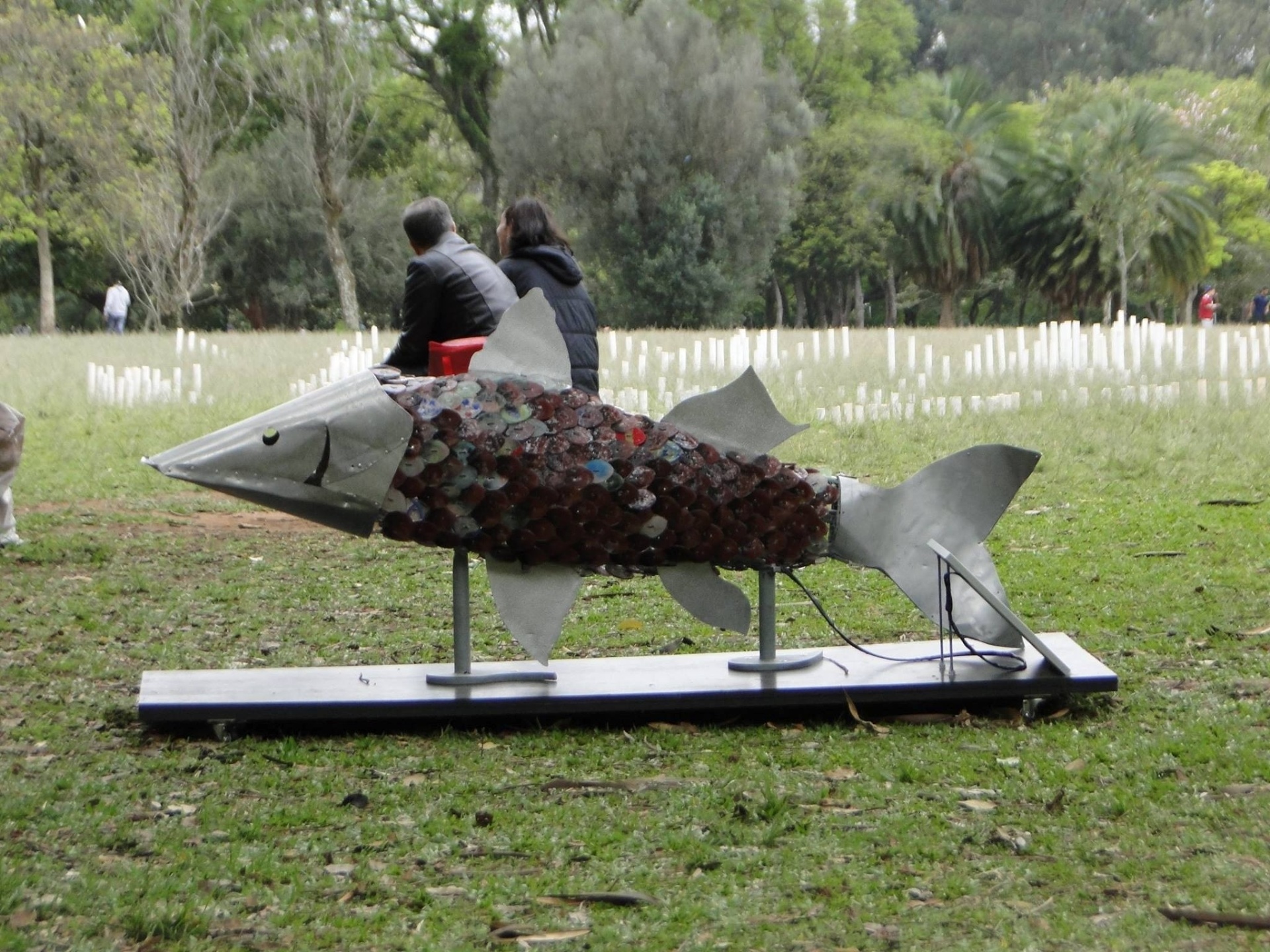 Juvenal Pereira foi até o Rio Doce (MG) para trazer um depoimento vivo em forma de peixe; obra está exposta na Zoo Urbana, no Parque Ibirapuera, em São Paulo - Divulgação
