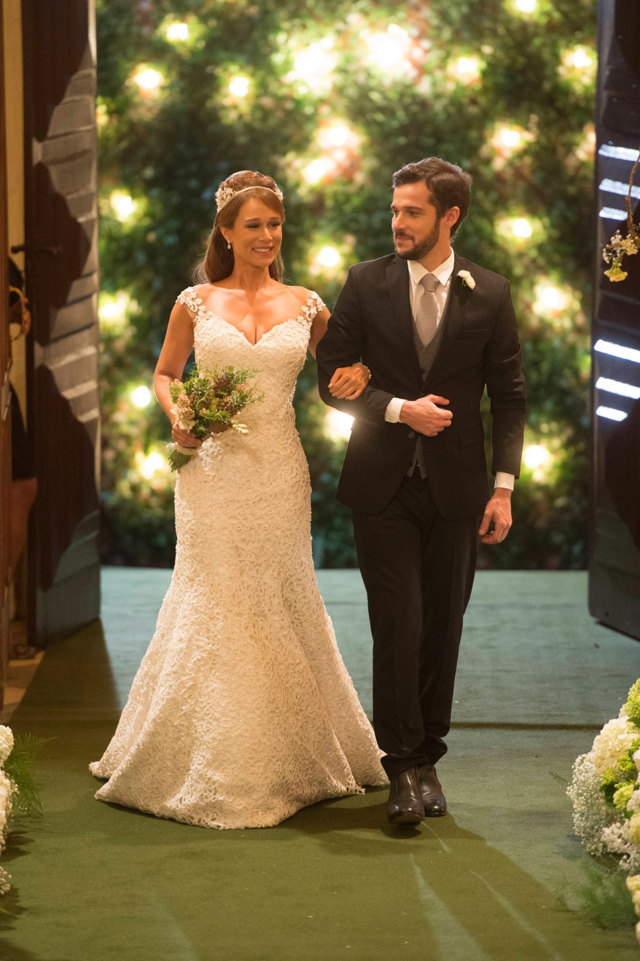 Tancinha (Mariana Ximenes) e e Beto (João Baldasserini) se casarão na novela "Haja Coração". A noiva subirá ao altar radiante, de braços dados com o irmão, Giovanni (Jayme Matarazzo). A cena irá ao ar na próxima segunda-feira (31) - João Cotta/TV Globo