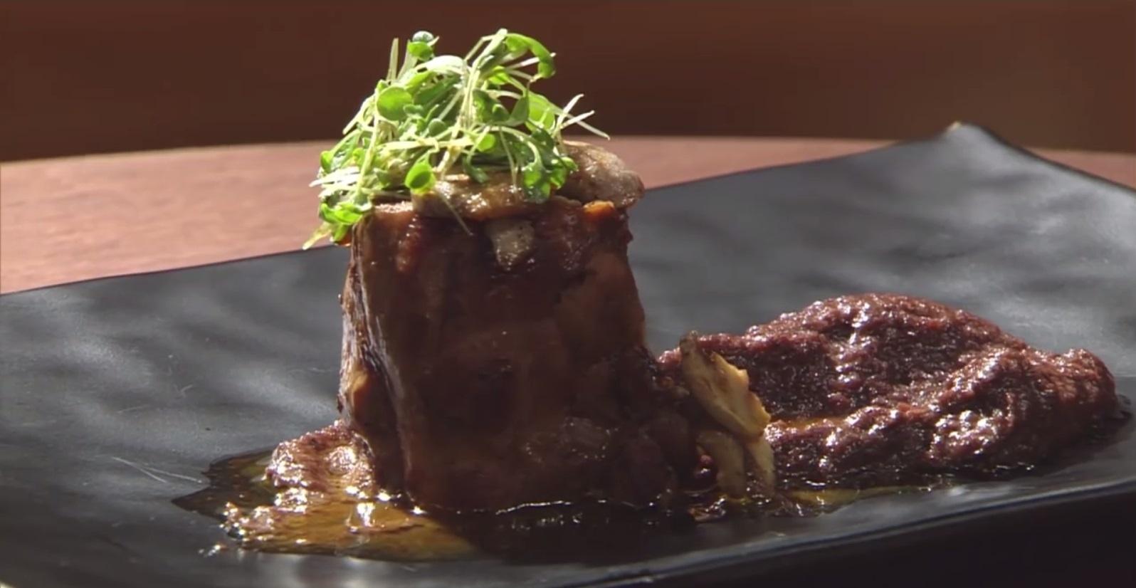 Marcelo surpreendeu o júri do "MasterChef" logo nas primeiras semanas de competição. Em prova com coelho, o chef serviu a carne recheada com presunto cru e acompanhada de um exótico purê de repolho roxo caramelizado. Paola Carosella se surpreendeu com o prato e o chamou de "dramático". "Esse purê de repolho roxo é uma das melhores coisas que eu já comi na minha vida", elogiou - Reprodução/Band