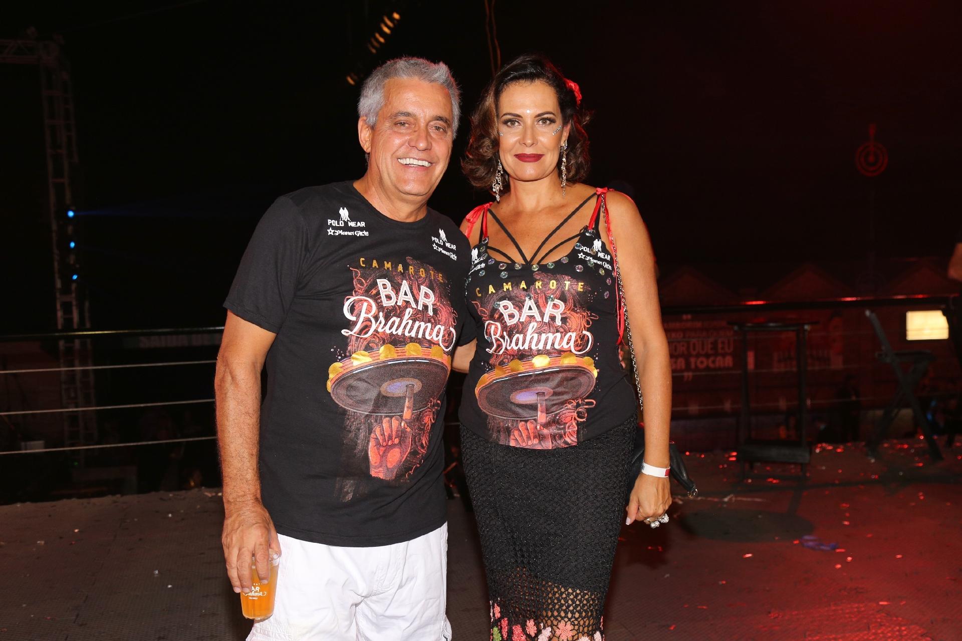 03.mar.2017 - O jornalista Mauro Naves e a atriz Patricia Naves curtem os desfiles do camarote - Deividi Correa/ AgNews