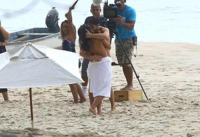 Antônia Morais "faz" topless e grava cena de beijo com Rafael Vitti para "Rock Story" - Agnews