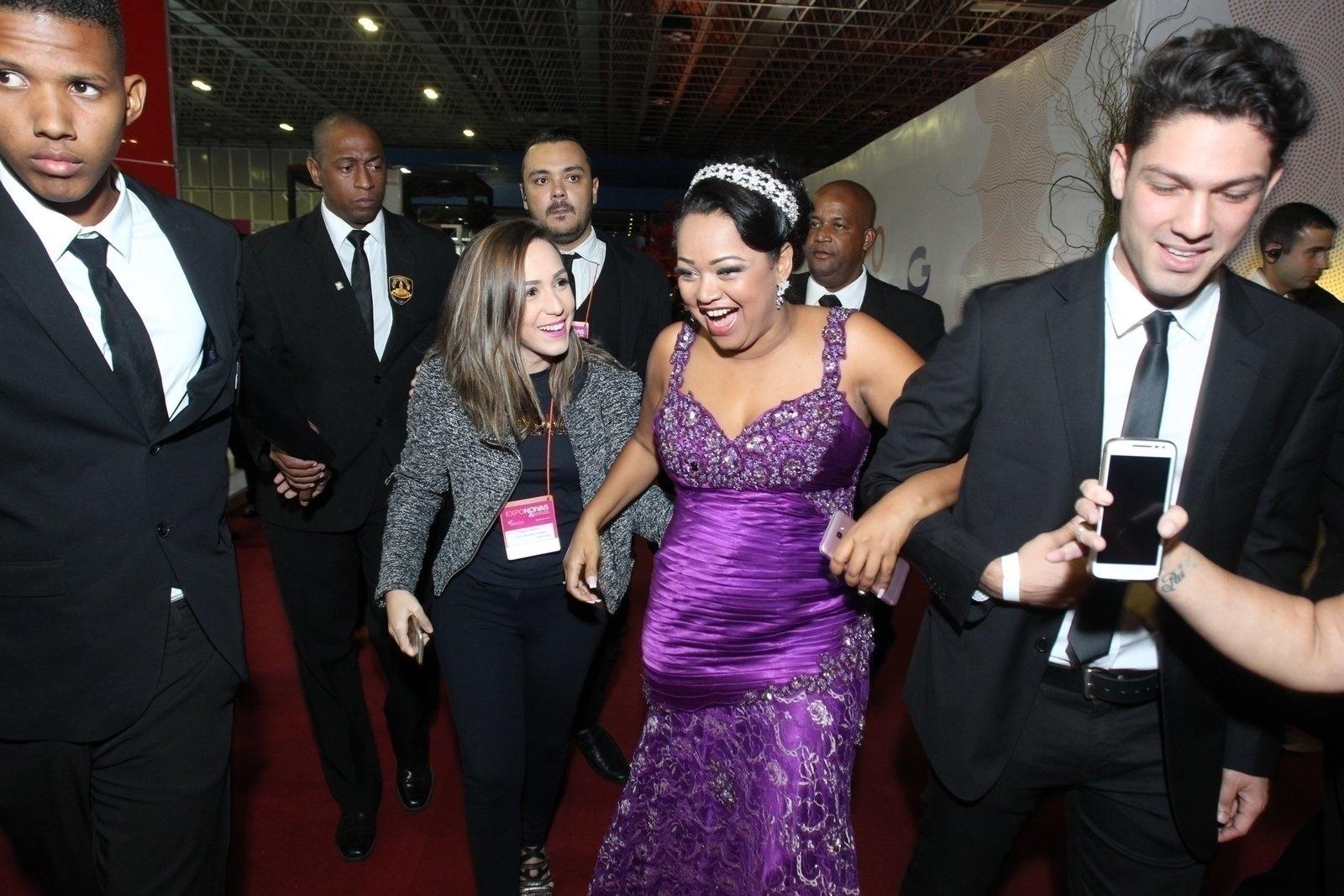 De roxo, Elis chega a cerimônia de seu casamento com Luiz Carlos, no rio - Marcello  Sá Barretto / AgNews