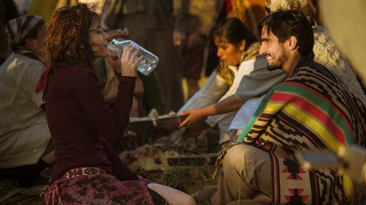 Renato (Renato Góes) e Rimena (Maria Casadevall) participam de festa típica em "Os Dias Eram Assim" - Mauricio Fidalgo/TV Globo - Mauricio Fidalgo/TV Globo