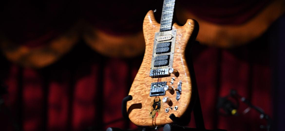 A lendária guitarra Wolf, de Jerry Garcia, ex-Grateful Dead, foi leiloada por mais de US$ 3 milhões - Angela Weiss/AFP Photo
