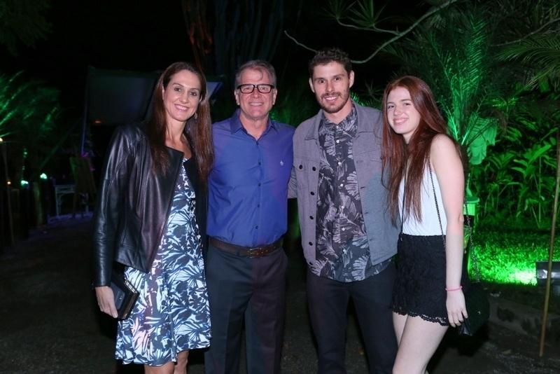 Bruno posou para fotos com a família: a madrasta Fernanda Venturini, o pai Bernardinho e a irmã Júlia Rezende - AgNews/Anderson Borde