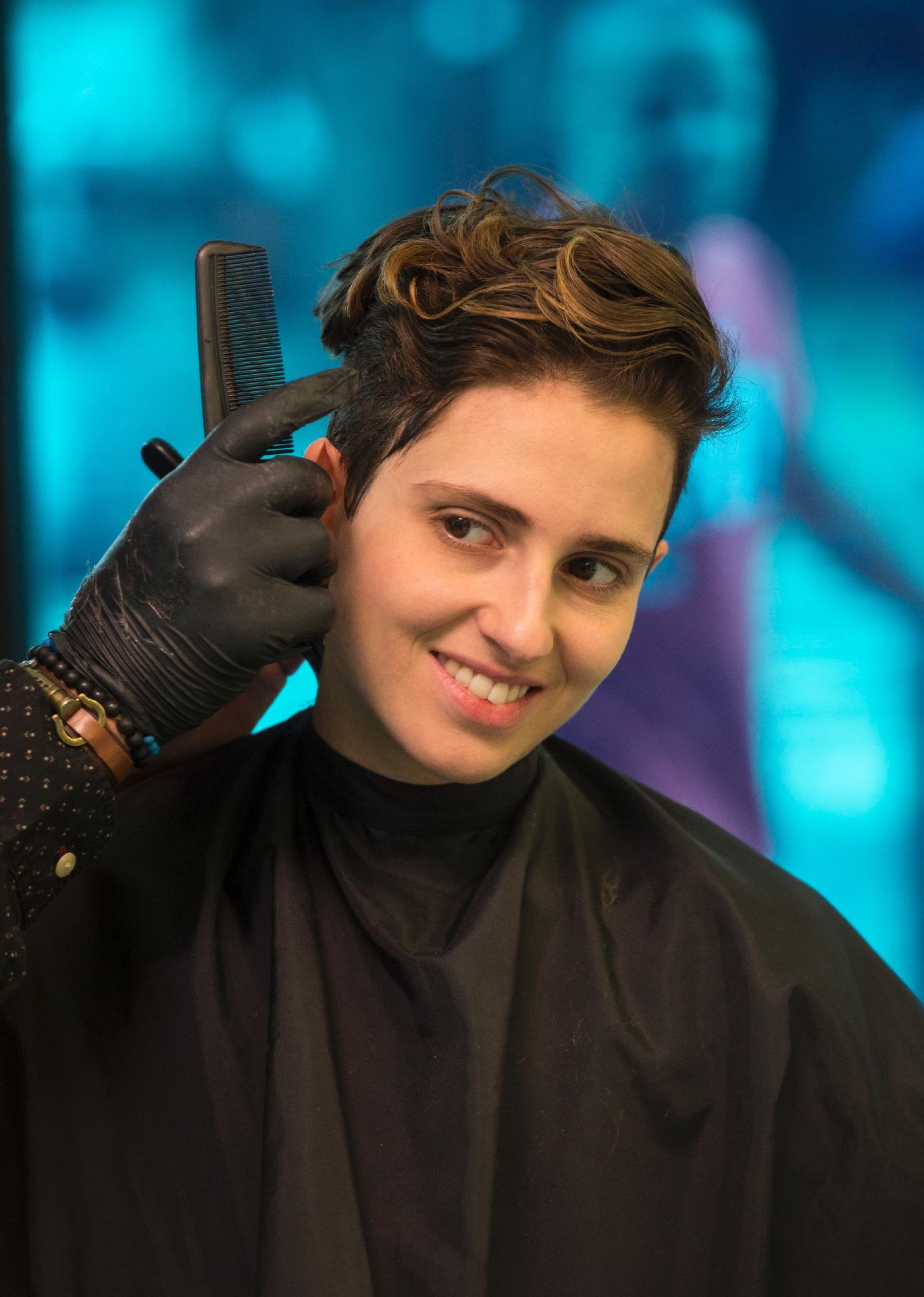 Carol Duarte corta os cabelos para a nova fase de Ivana em "A Força do Querer" - Estevam Avellar/TV Globo