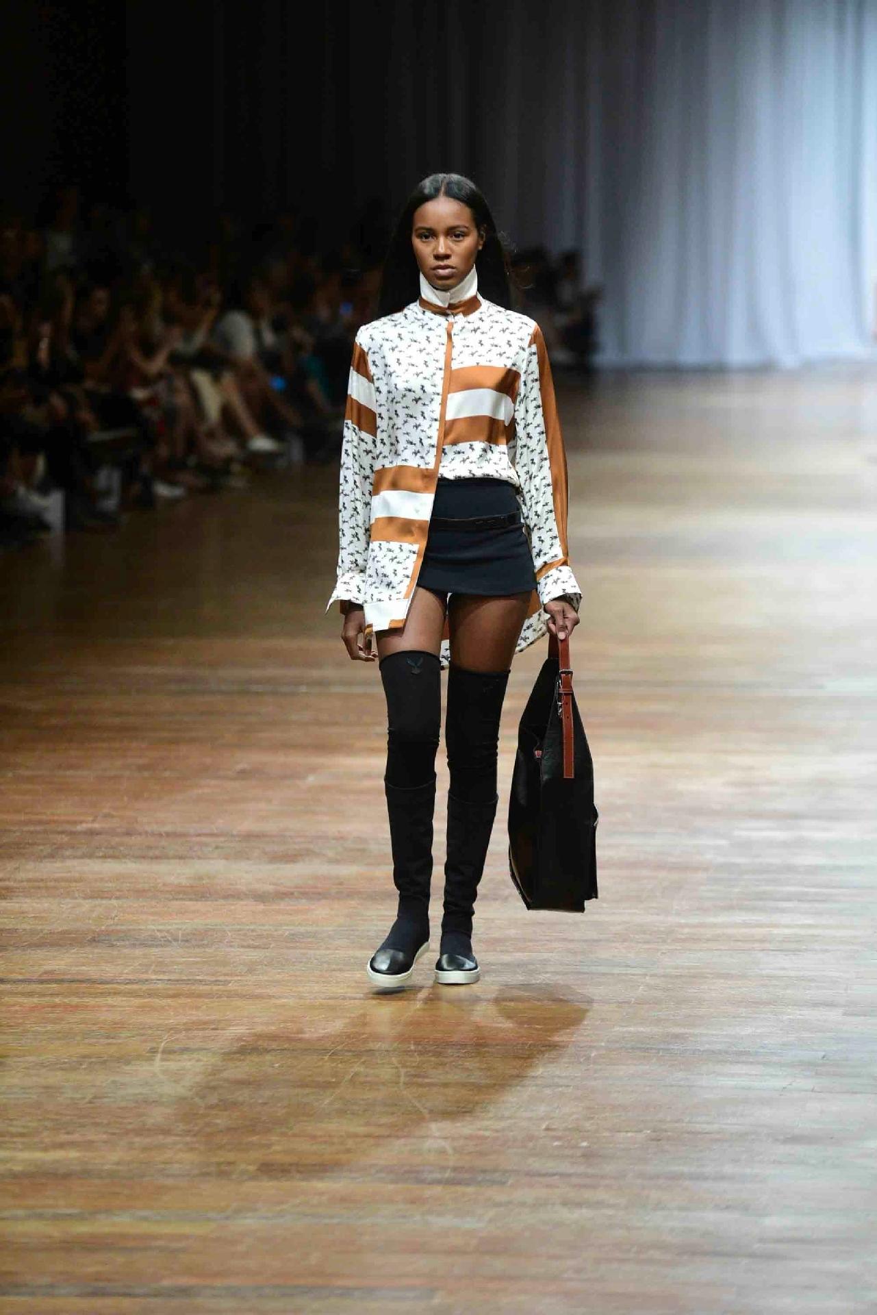 Entre os mais de 30 looks, a coleção mostrou ter um quê de futurista - AgNews