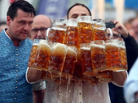 Alemão bate próprio recorde mundial de carregamento de canecas de cerveja - Michael Dalder/Reuters
