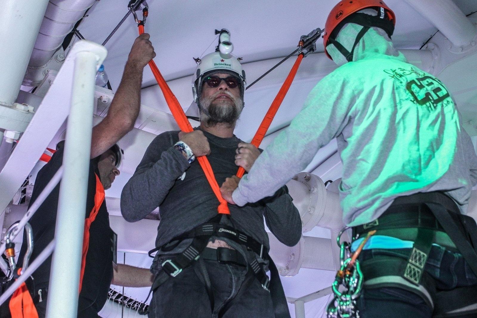 Fábio Assunção apareceu irreconhecível ao estrear seu novo visual, de barba branca, e aproveitou para curtir a tirolesa que atravessa o festival - Marcello Sá Barretto /AgNews