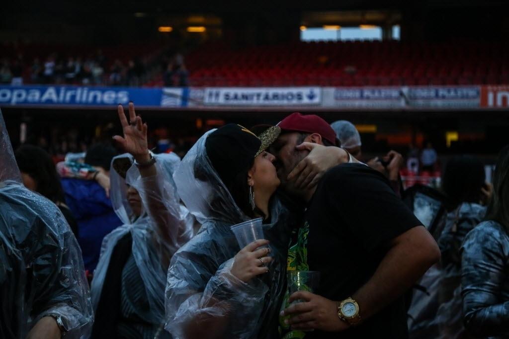 Pegação e clima de romance no VillaMix Festival São Paulo, no Estádio do Morumbi - Amanda Perobelli/UOL