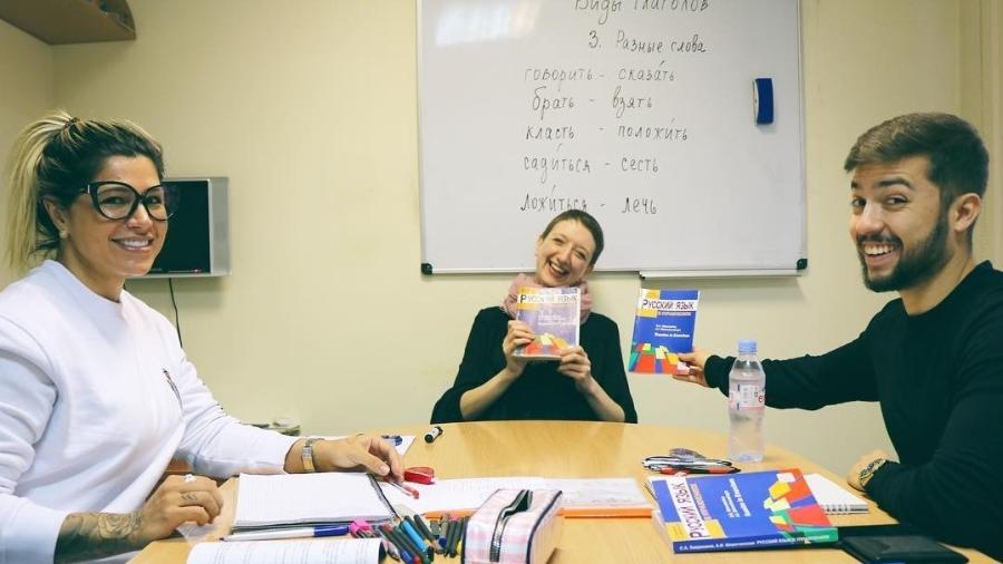 Dani Souza posa com a professora de russo e o colega Lucas Dayrel - Reprodução/Instagram/dani_souza_
