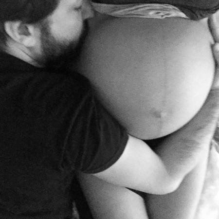 Gregorio Duvivier beija a barriga da mulher, Giovanna Nader - Reprodução/Instagram