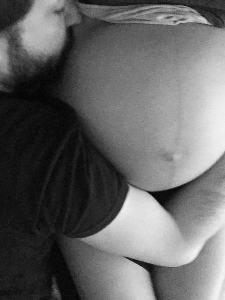 Gregorio Duvivier beija a barriga da namorada, Giovanna Nader - Reprodução/Instagram