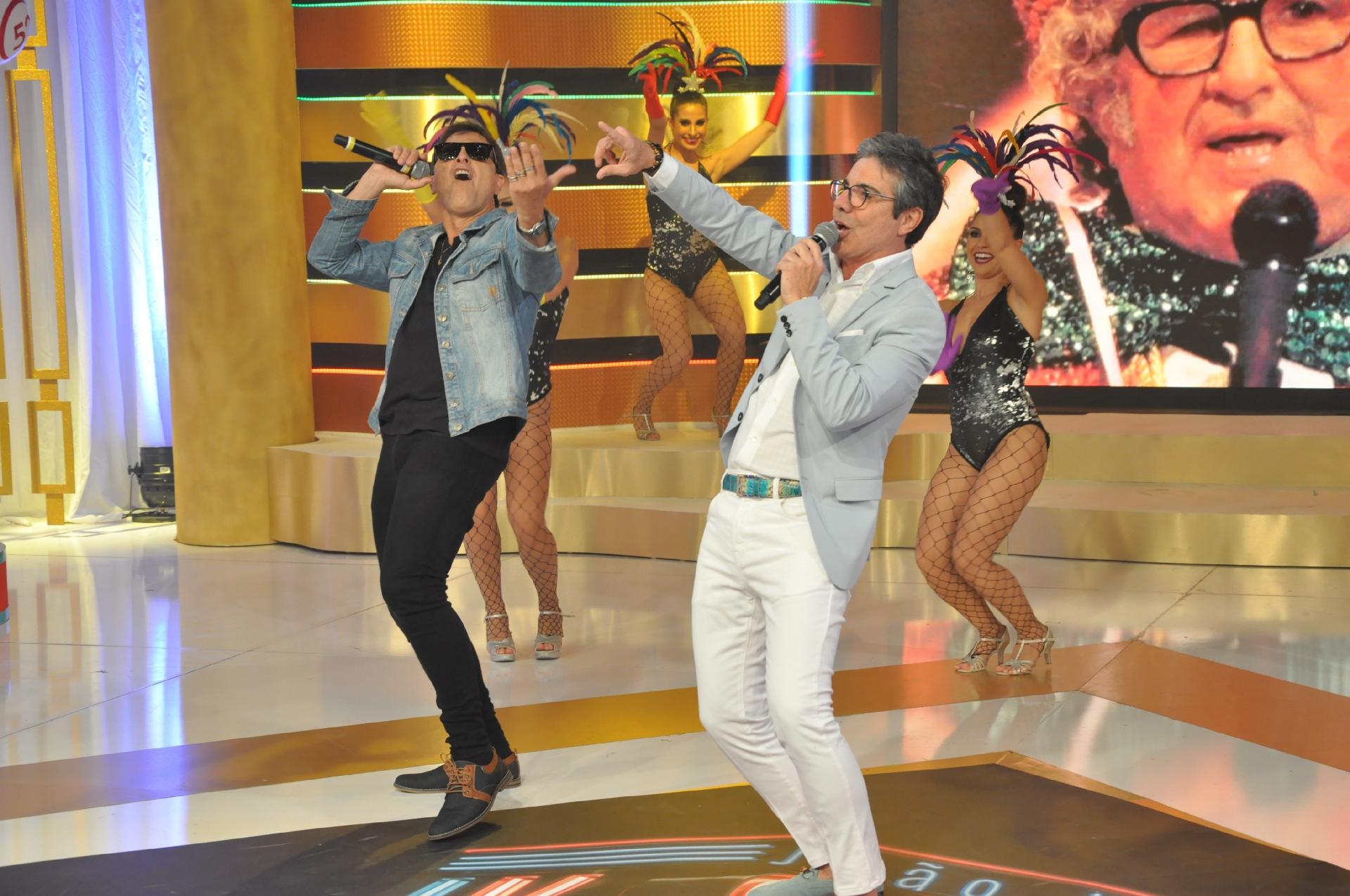 Sylvinho Blau Blau canta no programa "João Kleber Show - Especial Chacrinha" - Divulgação/RedeTV!