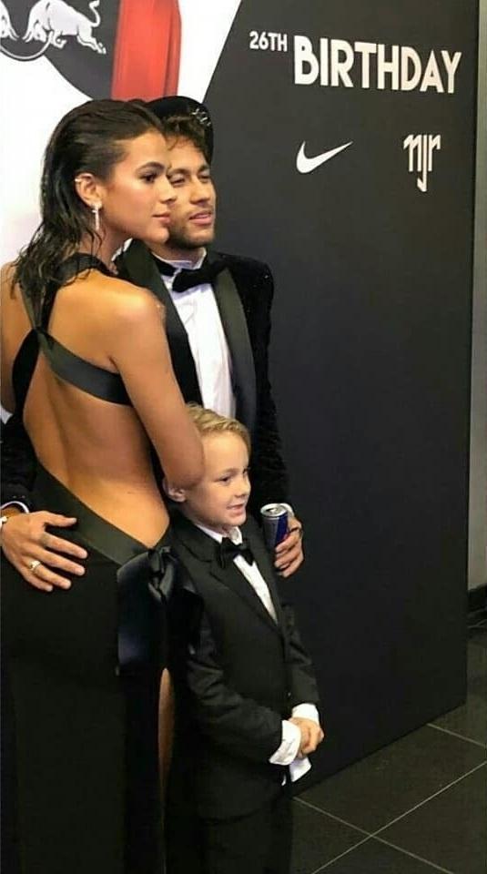 Neymar posa com a namorada, Bruna Marquezine, e o filho, Davi Lucca, em sua luxuosa festa de aniversário - Reprodução/Instagram