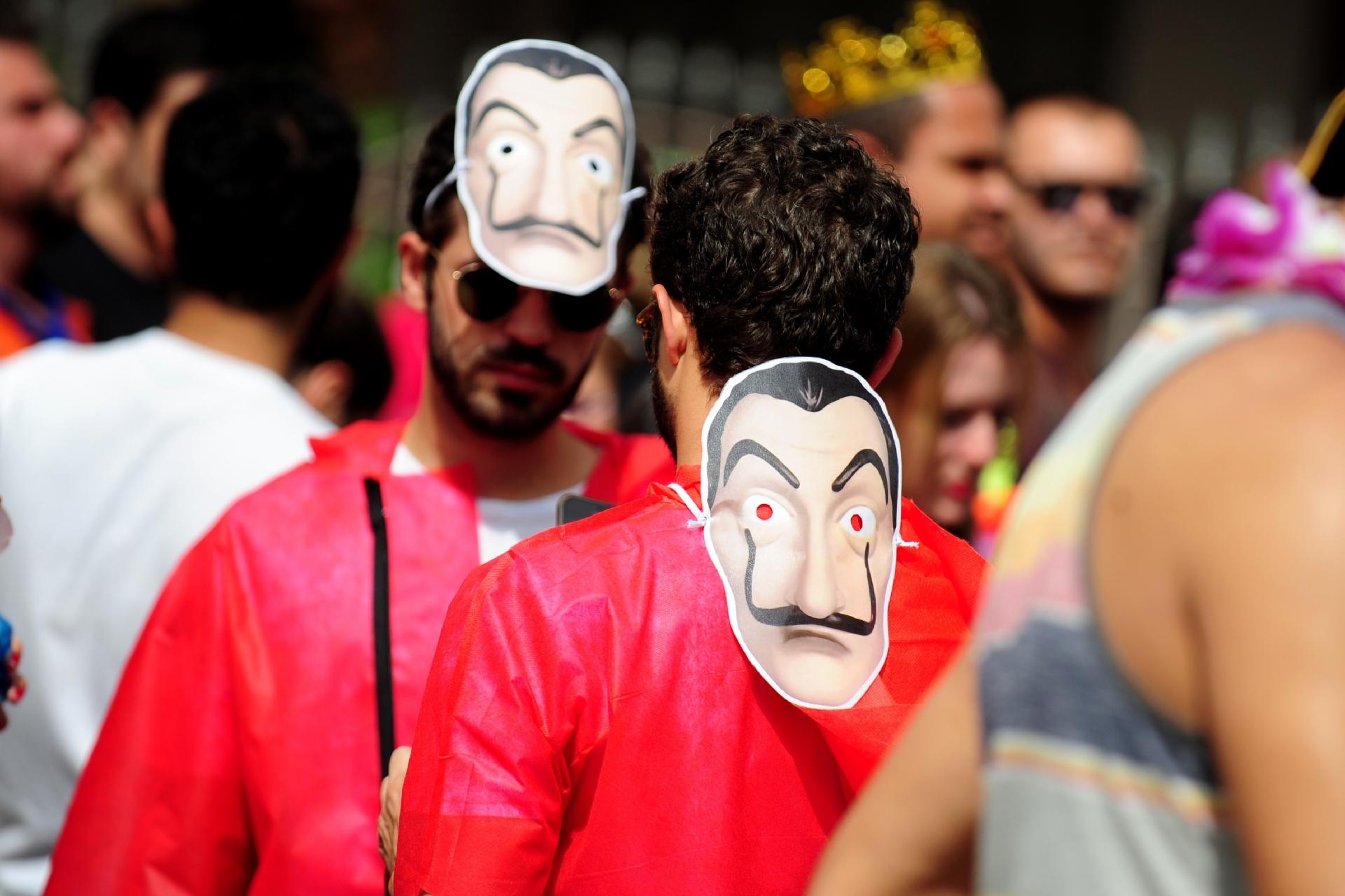 Bloco Desliga e Vem leva o pagode dos anos 1990 às ruas do bairro de Pinheiros, em São Paulo, neste sábado (17) - Junior Lago/UOL