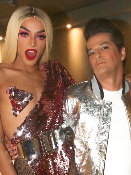 Pabllo Vittar posa com Marcelo Serrado e a cantora Marcella Fogaça nos bastidores da sequência de "Crô" - Eny Miranda-Still/Divulgação - Eny Miranda-Still/Divulgação