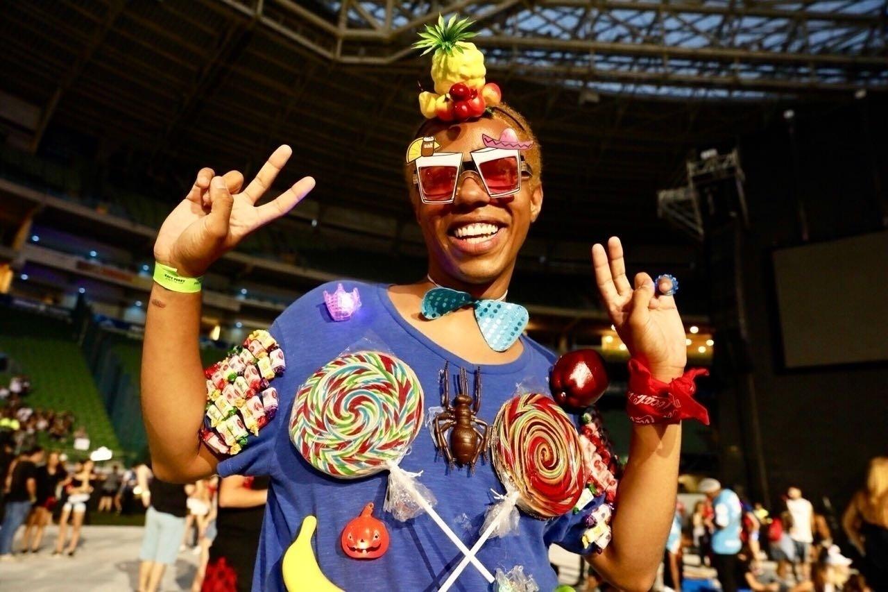 Fãs vão ao show de Katy Perry em São Paulo com fantasias parecidas com os figurinos da cantora - Mariana Pekin/UOL