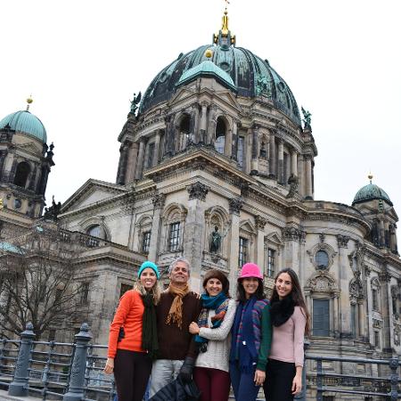 Mariá e Júlia com a família em uma das viagens anuais que fazem para testar os produtos - Arquivo pessoal - Arquivo pessoal