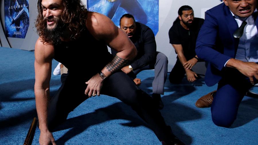 Jason Momoa faz um haka antes da estreia de "Aquaman" em Hollywood - Mario Enzone/Reuters