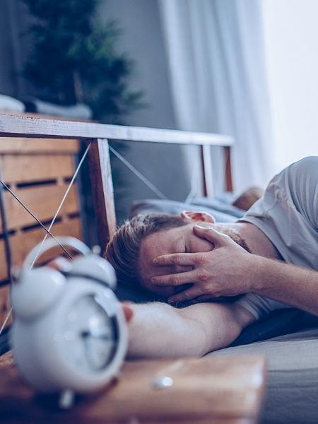 Acordar sem se sentir revigorado pode indicar doenças do sono ou irregularidade nos horários - iStock