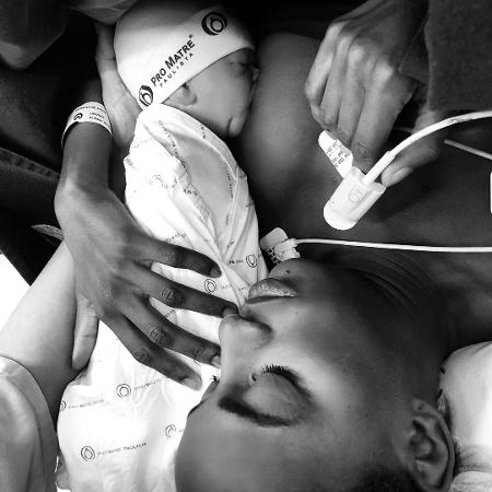 Pathy Dejesus amamenta Rakim, seu filho recém-nascido - Reprodução/Instagram/pathydejesus