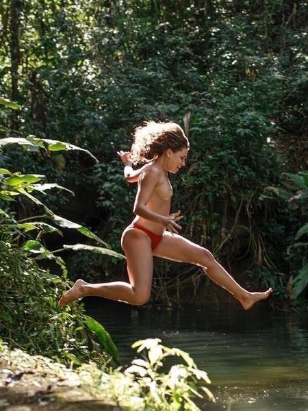 Bruna Linzmeyer faz topless e dá salto em cachoeira - Reprodução/Instagram