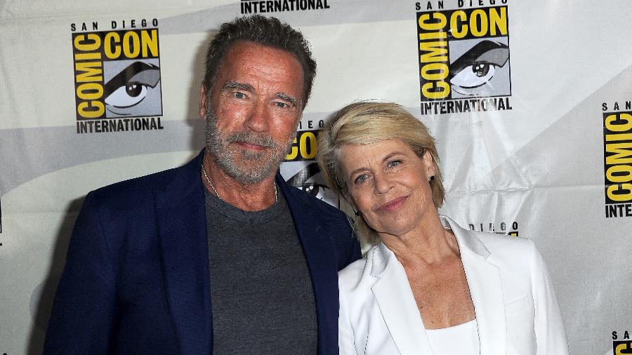 Arnold Schwarzenegger e Linda Hamilton posam juntos na San Diego Comic-Con após o painel de Exterminador do Futuro: Destino Sombrio  - Albert L. Ortega/Getty Images