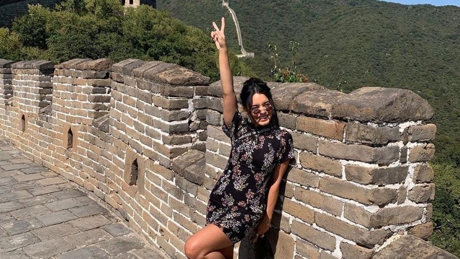 A atriz e cantora Vanessa Hudgens durante sua visita à Grande Muralha da China - Reprodução