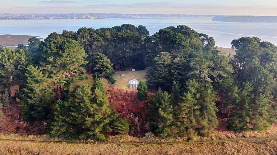 Vista aérea de Round Island, ilha disponível para aluguel em site britânico - Reprodução/Albury&Hall