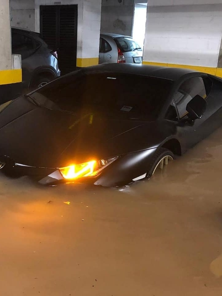 Lamborghini atingida por enchente em SP seria leiloada e não tinha seguro -  12/02/2020 - UOL Carros