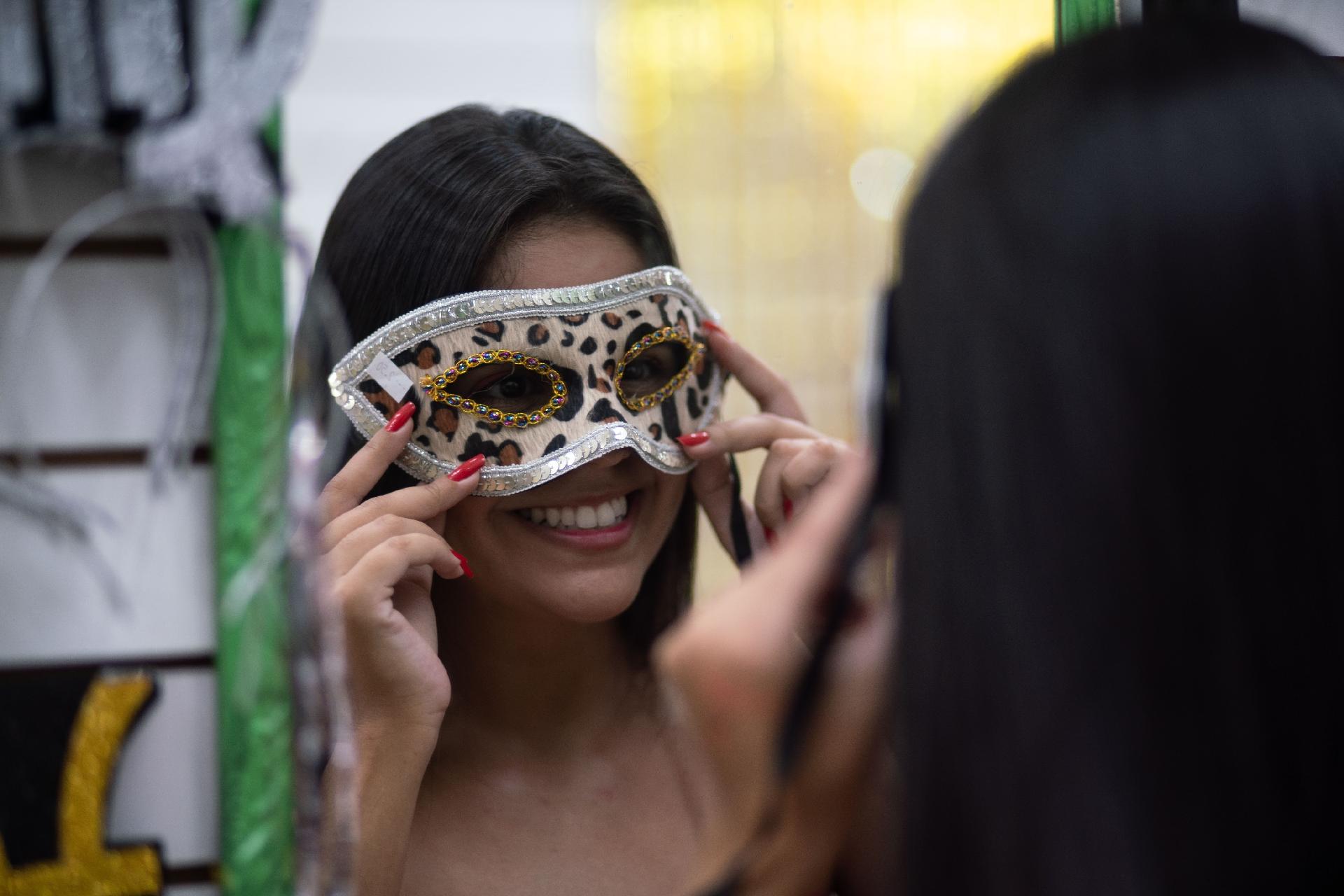 ******INTERNET OUT******* Rio de Janeiro, Rj, BRASIL. 05/01/2020; Fantasias e acessorios no Saara com estampas de animais é tendencia no carnaval deste ano apos a cantora Anitta usar esse tipo de vestimenta em seus shows. ( Foto: Ricardo Borges/UOL) ATENCAO: PROIBIDO PUBLICAR SEM AUTORIZACAO DO UOL - Ricardo Borges/UOL