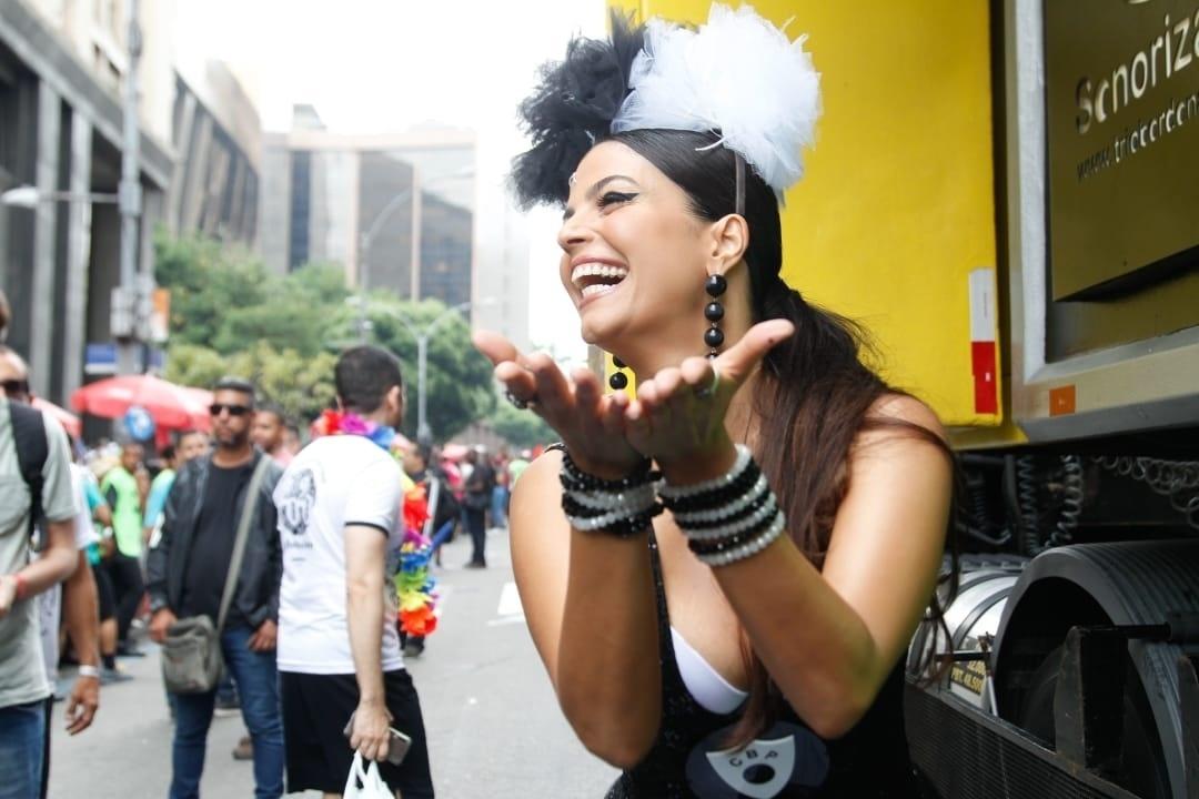 Emanuelle Araújo participa do Cordão da Bola Preta, no Rio, uma tradição dos sábados de Carnaval - Marcelo de Jesus/UOL