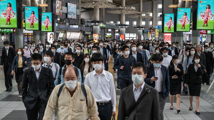 Japoneses lotam estação de metrô após o fim do estado de emergência graças ao coronavírus - Getty Images - Getty Images