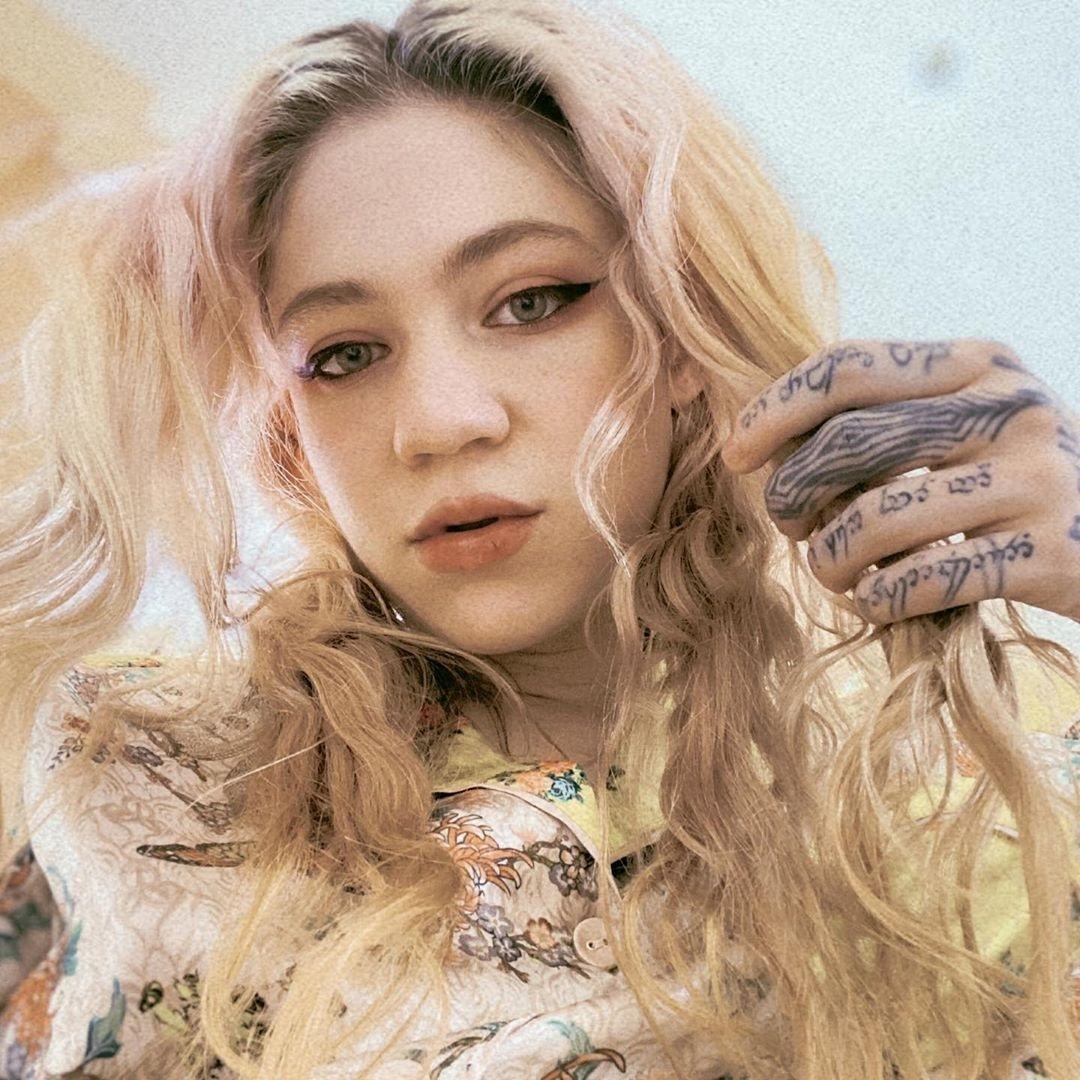 Grimes vai vender um pedaço de sua alma em exposição online - 29 ...