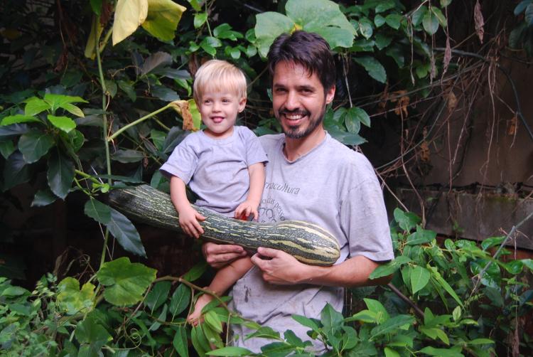 Tomaz e o filho, Martim, com abóbora da horta da casa no Butantã - Arquivo pessoal - Arquivo pessoal