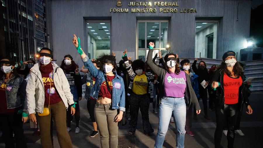 Mulheres participam de ato organizado pela Bancada Feminista do PSOL em apoio à jovem Mariana Ferrer, em frente ao Fórum Pedro Lessa, na Avenida Paulista, em São Paulo, na noite desta quarta-feira (4) - CRIS FAGA/ESTADÃO CONTEÚDO