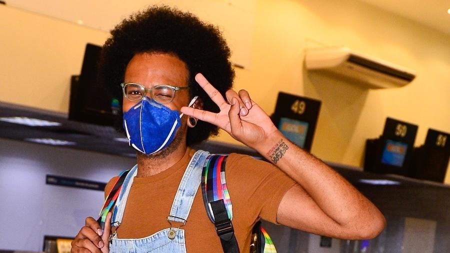 João Luiz Pedrosa embarca no aeroporto Santos Dumont e é tietado por fãs - Marcelo Sa Barreto/AgNews