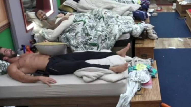  A Fazenda 2021: Nego do Borel se deita com Dayane Mello - Reprodução/Playplus - Reprodução/Playplus