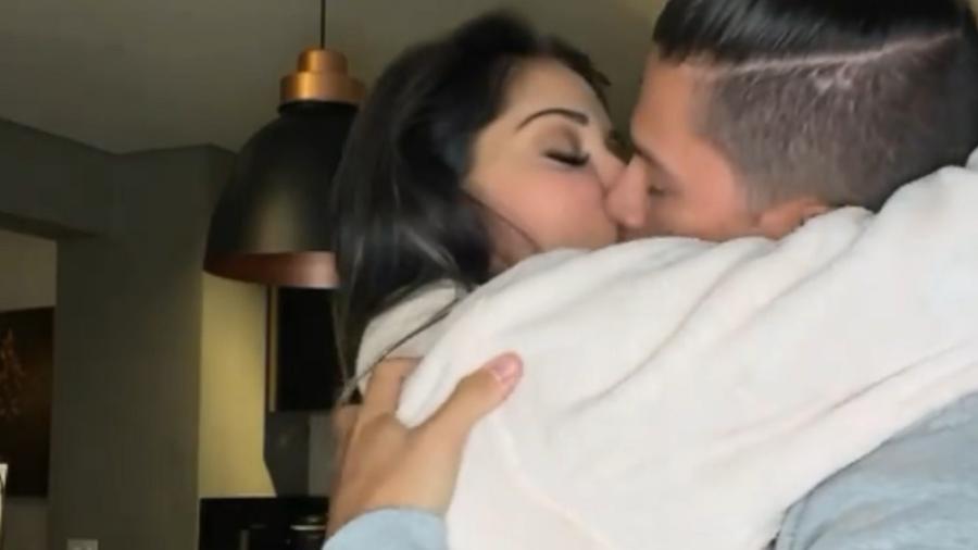 Mayra Cardi e Arthur Aguiar surgem aos beijos em vídeo - Reprodução: Instagram