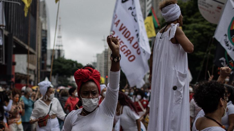 Grupo Ilu Oba de Min durante Marcha da Consciência Negra de 2021, na avenida Paulista, em São Paulo - Eduardo Anizelli/Folhapress