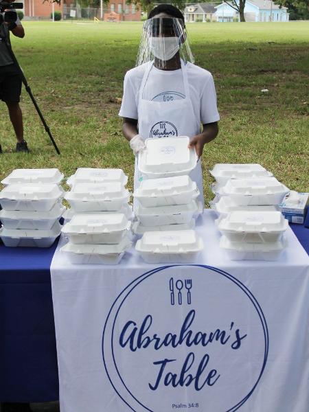 Adeola Abraham Olagbegi, 13 anos, pediu à ONG Make-A-Wish para alimentar pessoas em situação de rua na cidade de Jackson, Mississippi (EUA) - Divulgação