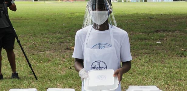 Após vencer doença, menino pede para alimentar pessoas em situação de