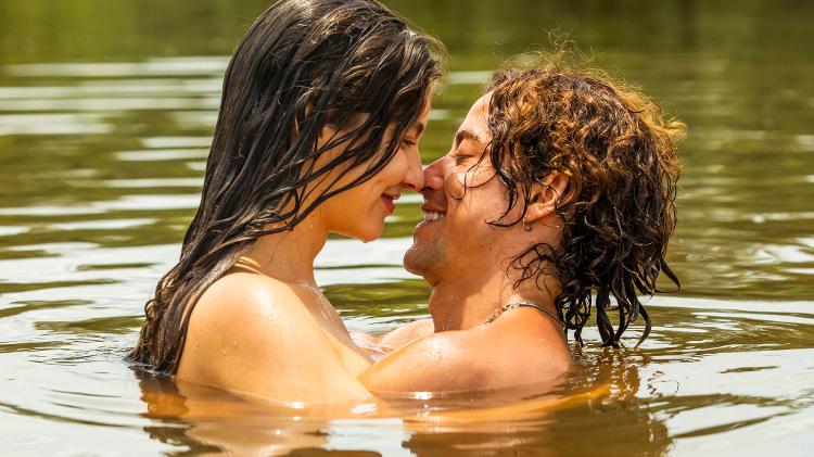 Juma (Alanis Guillen) e Jove (Jesuita Barbosa) se beijam no rio em cena de 'Pantanal' - Globo/João Miguel Júnior - Globo/João Miguel Júnior